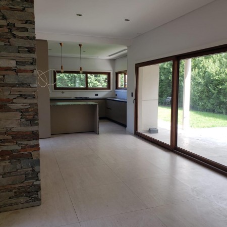 IMPECABLE CASA 4 AMBIENTES EN ALQUILER 24 MESES BARRIO RUMENCO LOS TILOS