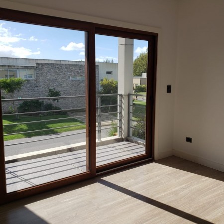 IMPECABLE CASA 4 AMBIENTES EN ALQUILER 24 MESES BARRIO RUMENCO LOS TILOS