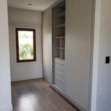 IMPECABLE CASA 4 AMBIENTES EN ALQUILER 24 MESES BARRIO RUMENCO LOS TILOS