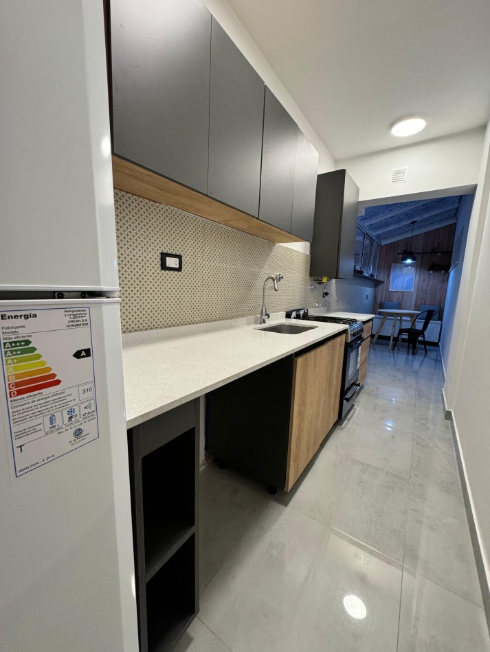 DEPTO 2 AMB C BALCON SALIENTE Y PATIO RECICLADO Y AMOBLADO CENTRO