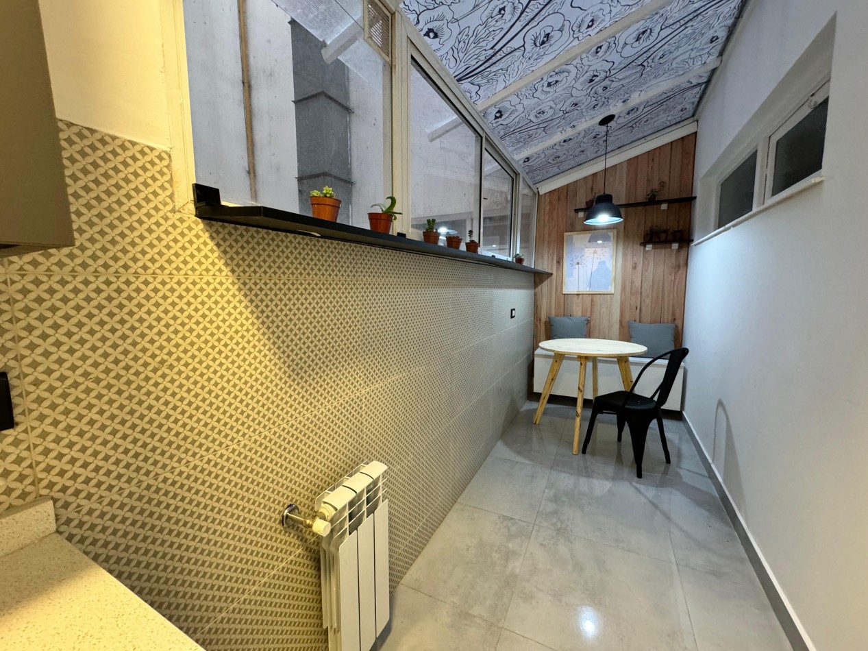 DEPTO 2 AMB C BALCON SALIENTE Y PATIO RECICLADO Y AMOBLADO CENTRO