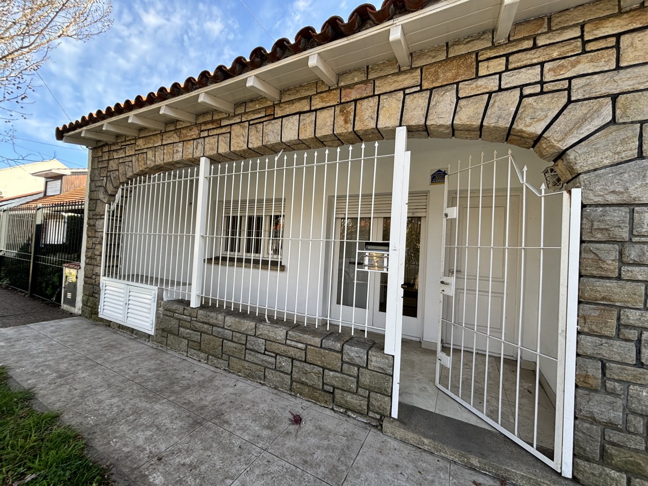 IDEAL USO COMERCIAL!! CHALET 4 AMBIENTES CON 2 DTOS DE 2 Y 3 AMBIENTES VENTA EN BLOCK CHAUVIN