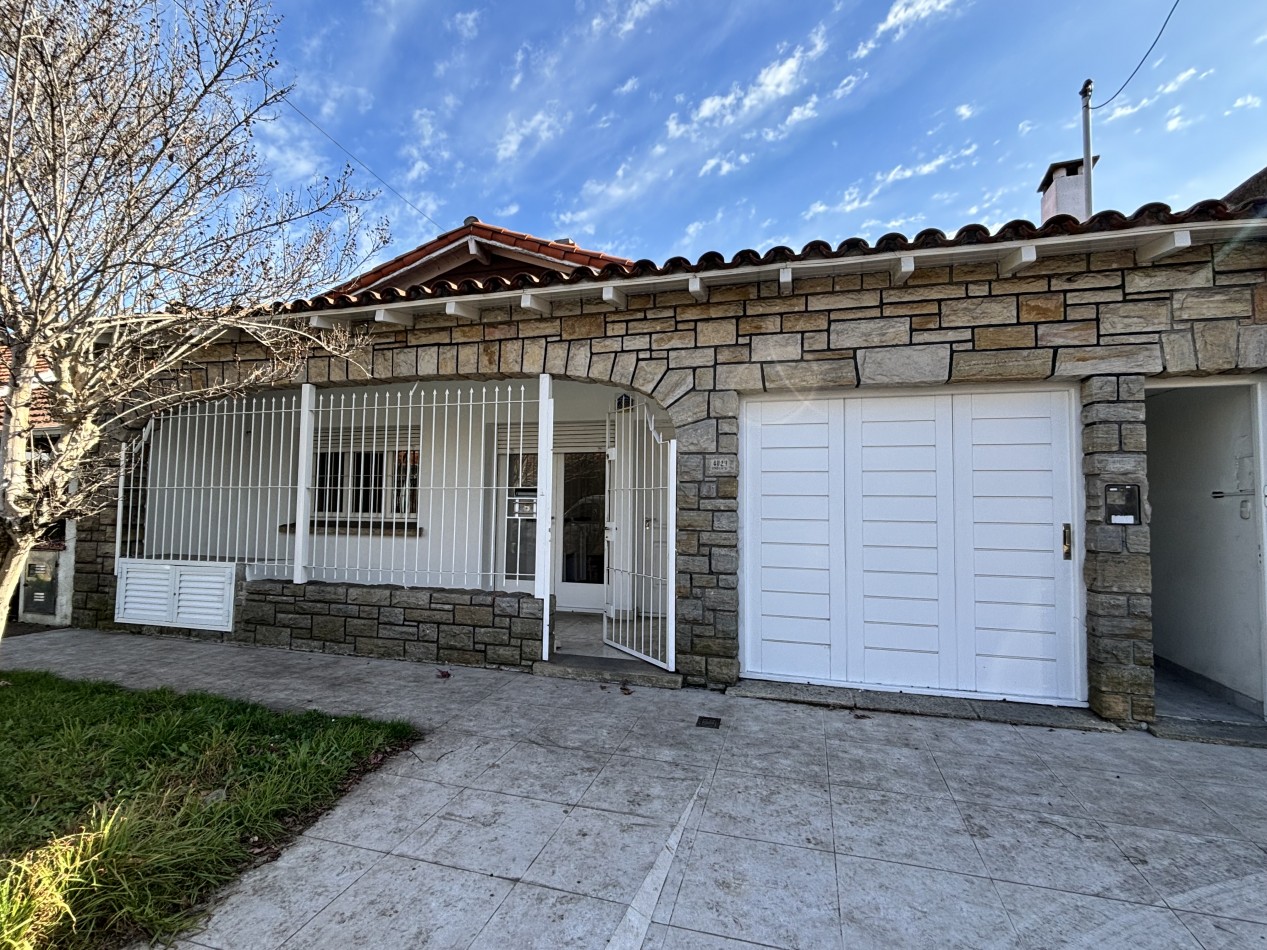 IDEAL USO COMERCIAL!! CHALET 4 AMBIENTES CON 2 DTOS DE 2 Y 3 AMBIENTES VENTA EN BLOCK CHAUVIN