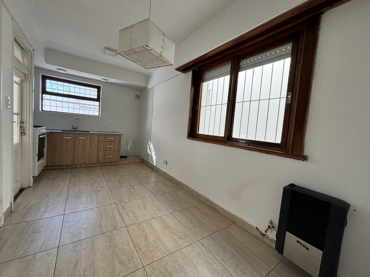 IDEAL USO COMERCIAL!! CHALET 4 AMBIENTES CON 2 DTOS DE 2 Y 3 AMBIENTES VENTA EN BLOCK CHAUVIN