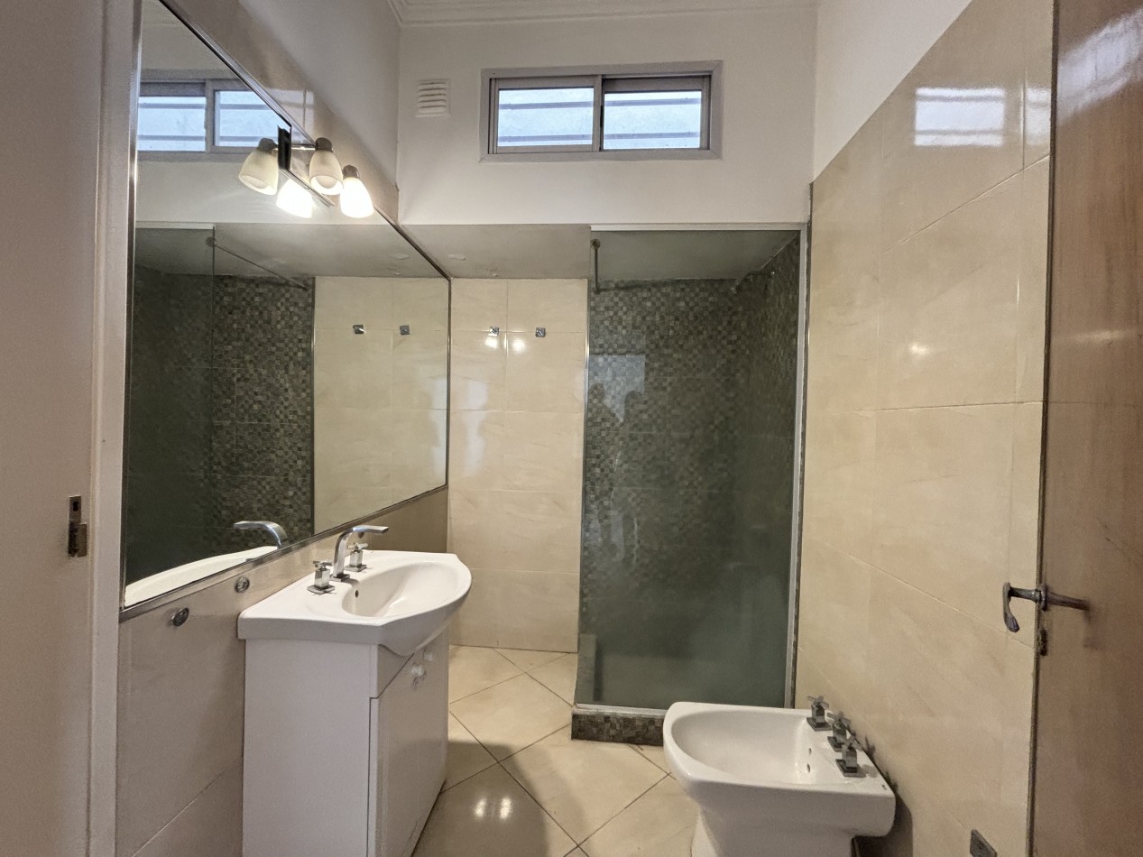 IDEAL USO COMERCIAL!! CHALET 4 AMBIENTES CON 2 DTOS DE 2 Y 3 AMBIENTES VENTA EN BLOCK CHAUVIN