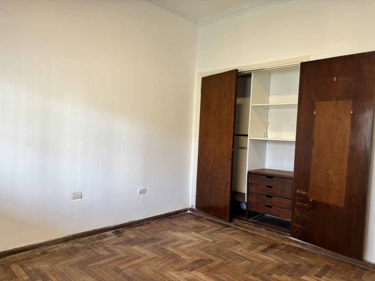 IDEAL USO COMERCIAL!! CHALET 4 AMBIENTES CON 2 DTOS DE 2 Y 3 AMBIENTES VENTA EN BLOCK CHAUVIN