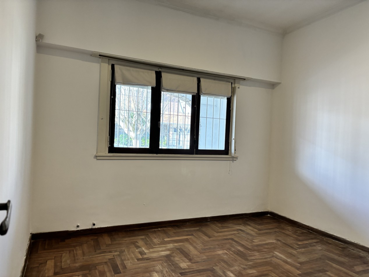 IDEAL USO COMERCIAL!! CHALET 4 AMBIENTES CON 2 DTOS DE 2 Y 3 AMBIENTES VENTA EN BLOCK CHAUVIN