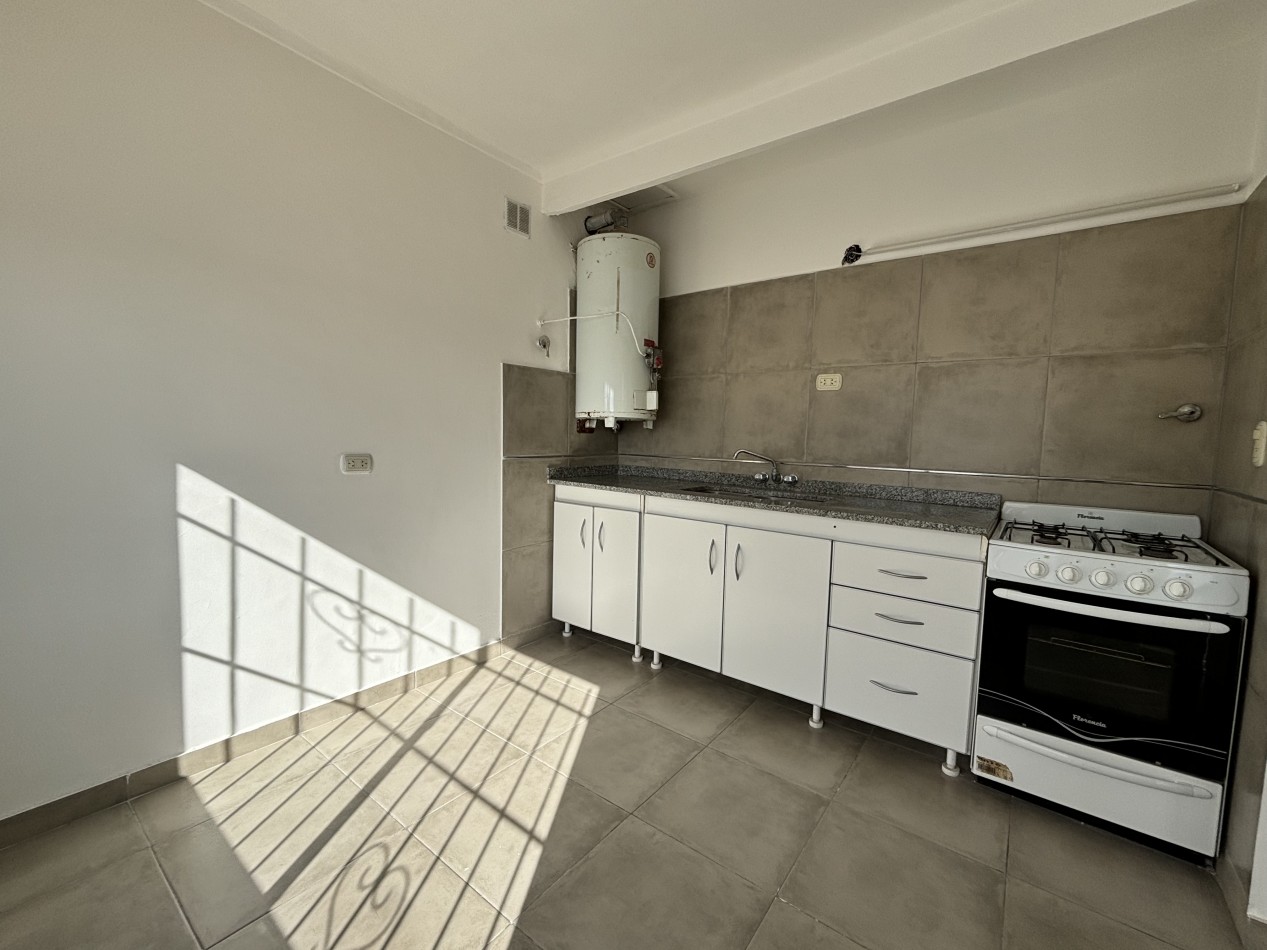 IDEAL USO COMERCIAL!! CHALET 4 AMBIENTES CON 2 DTOS DE 2 Y 3 AMBIENTES VENTA EN BLOCK CHAUVIN