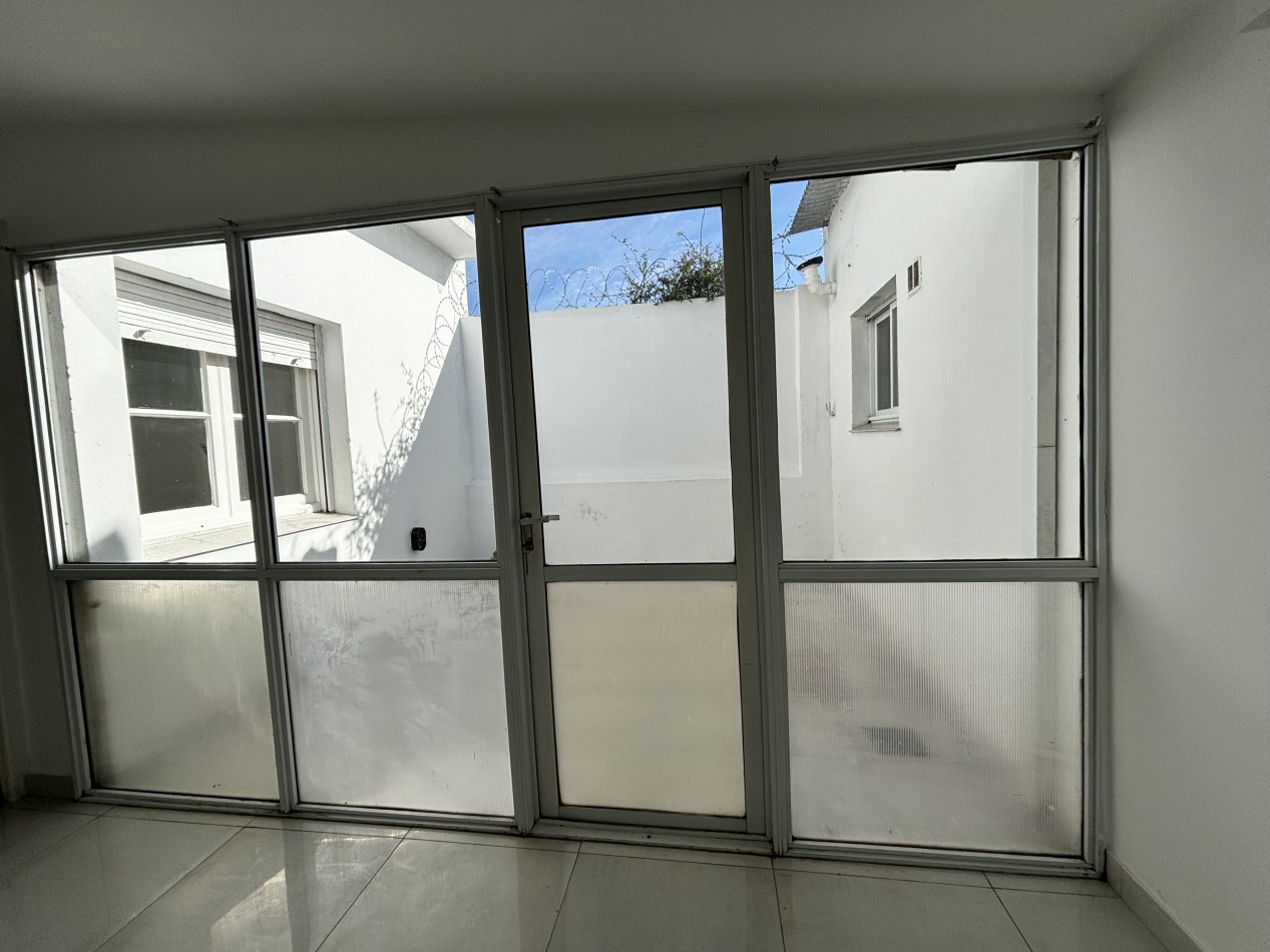 IDEAL USO COMERCIAL!! CHALET 4 AMBIENTES CON 2 DTOS DE 2 Y 3 AMBIENTES VENTA EN BLOCK CHAUVIN