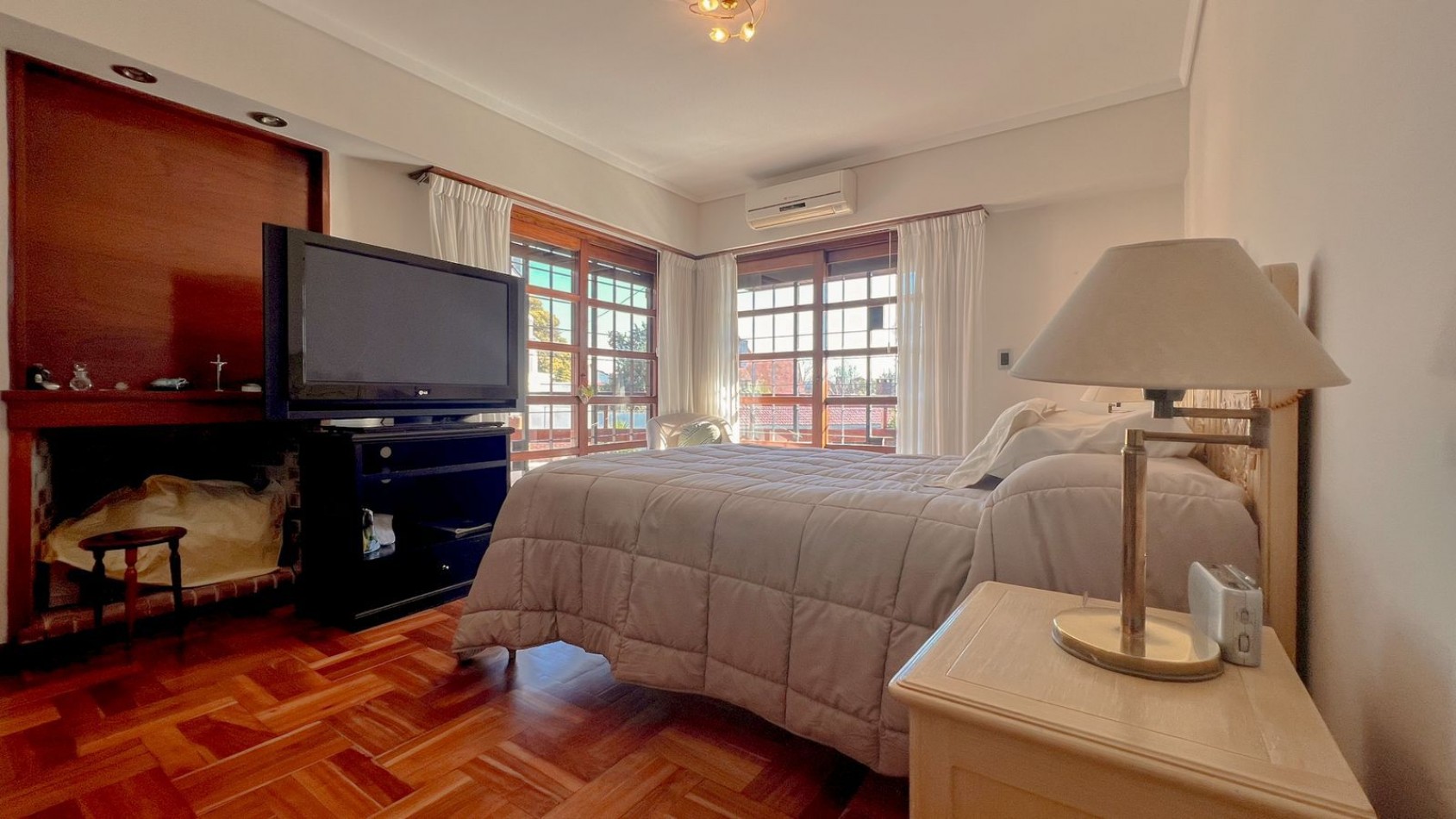 EXCELENTE CASA 6 AMB GUEMES RESIDENCIAL