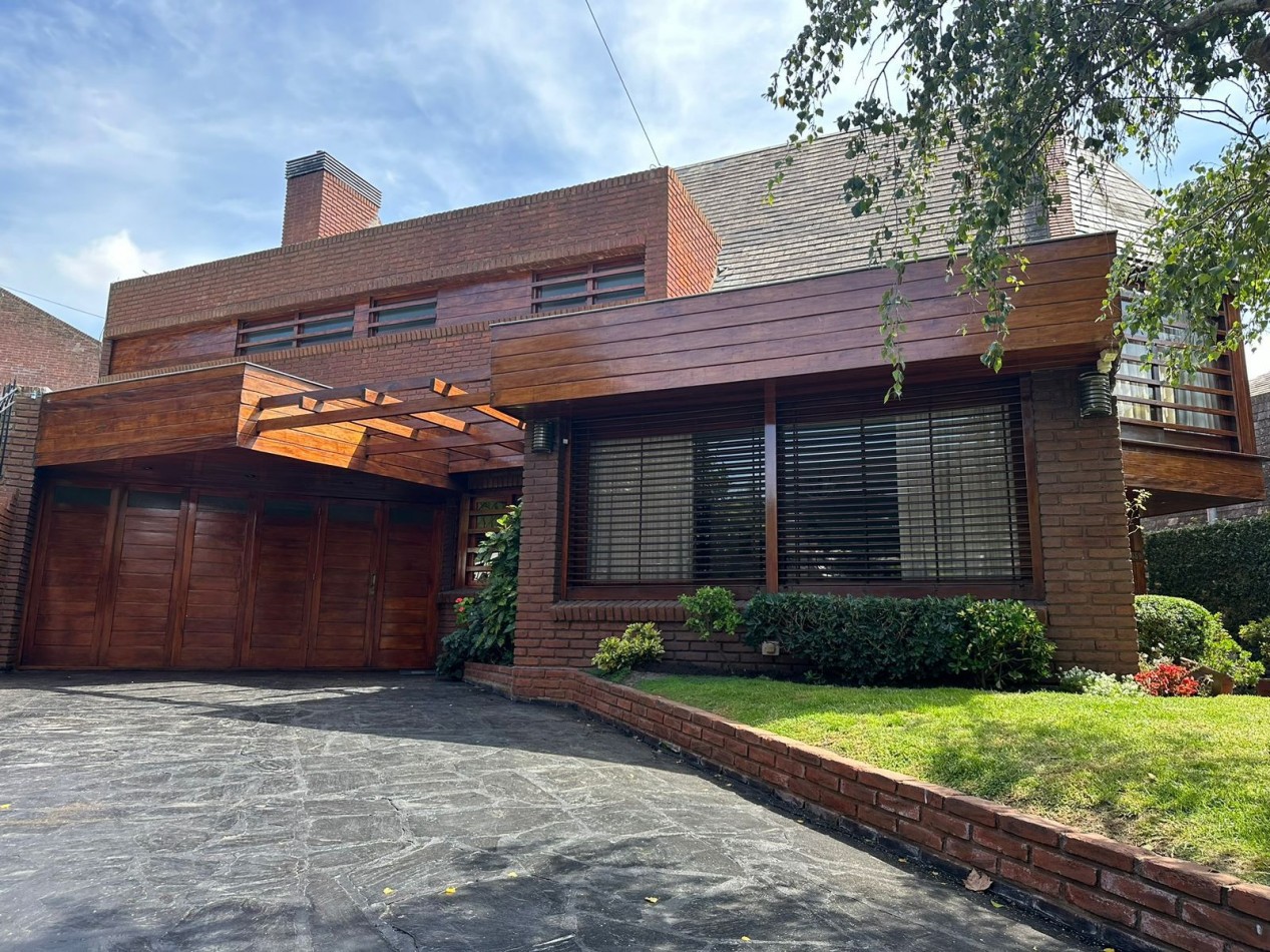 EXCELENTE CASA 6 AMB GUEMES RESIDENCIAL