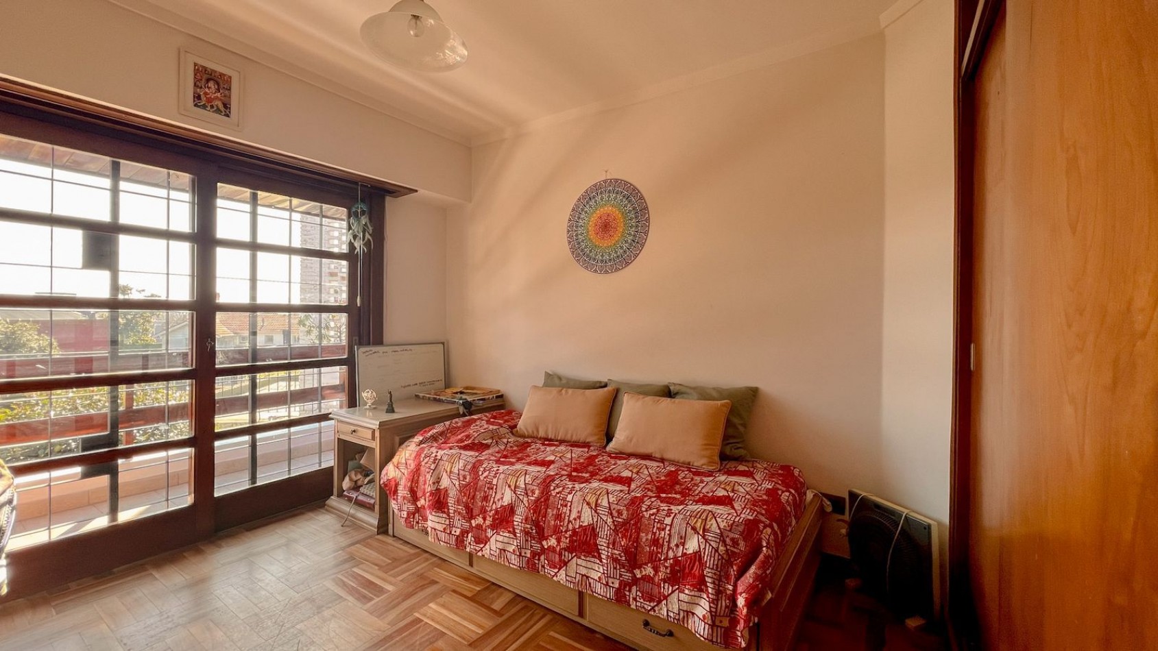 EXCELENTE CASA 6 AMB GUEMES RESIDENCIAL