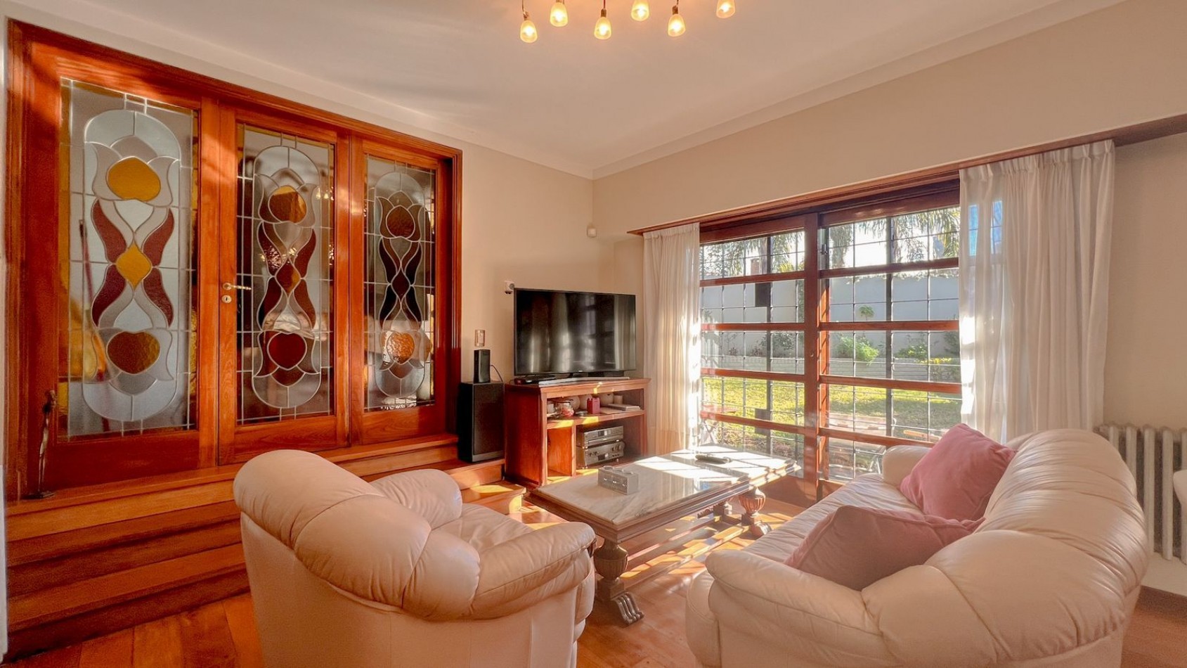 EXCELENTE CASA 6 AMB GUEMES RESIDENCIAL