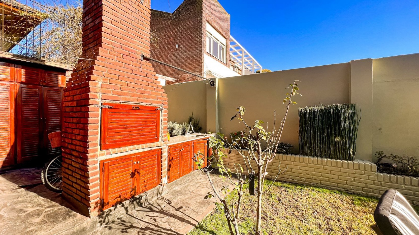 EXCELENTE CASA 6 AMB GUEMES RESIDENCIAL