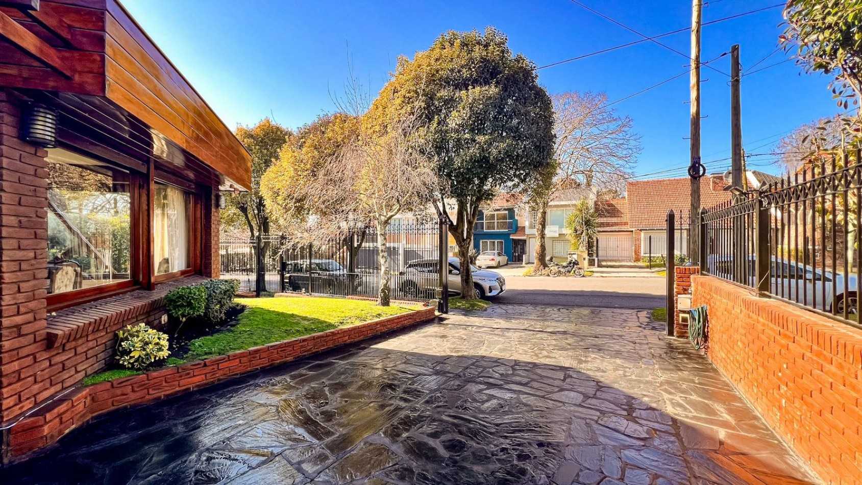 EXCELENTE CASA 6 AMB GUEMES RESIDENCIAL