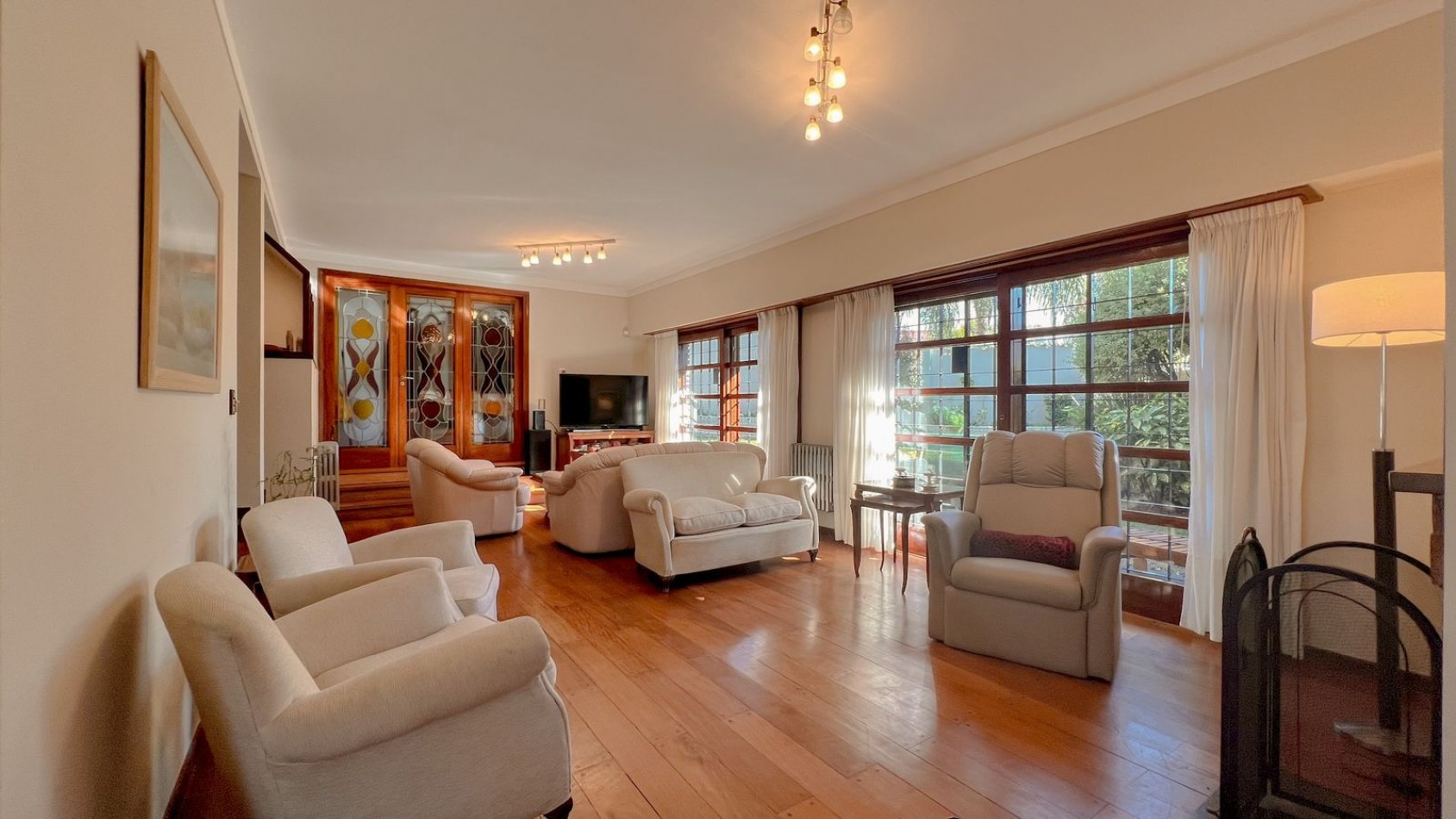 EXCELENTE CASA 6 AMB GUEMES RESIDENCIAL