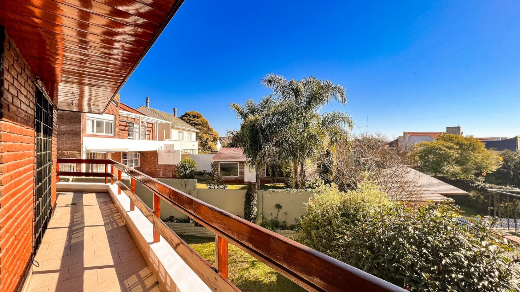 EXCELENTE CASA 6 AMB GUEMES RESIDENCIAL