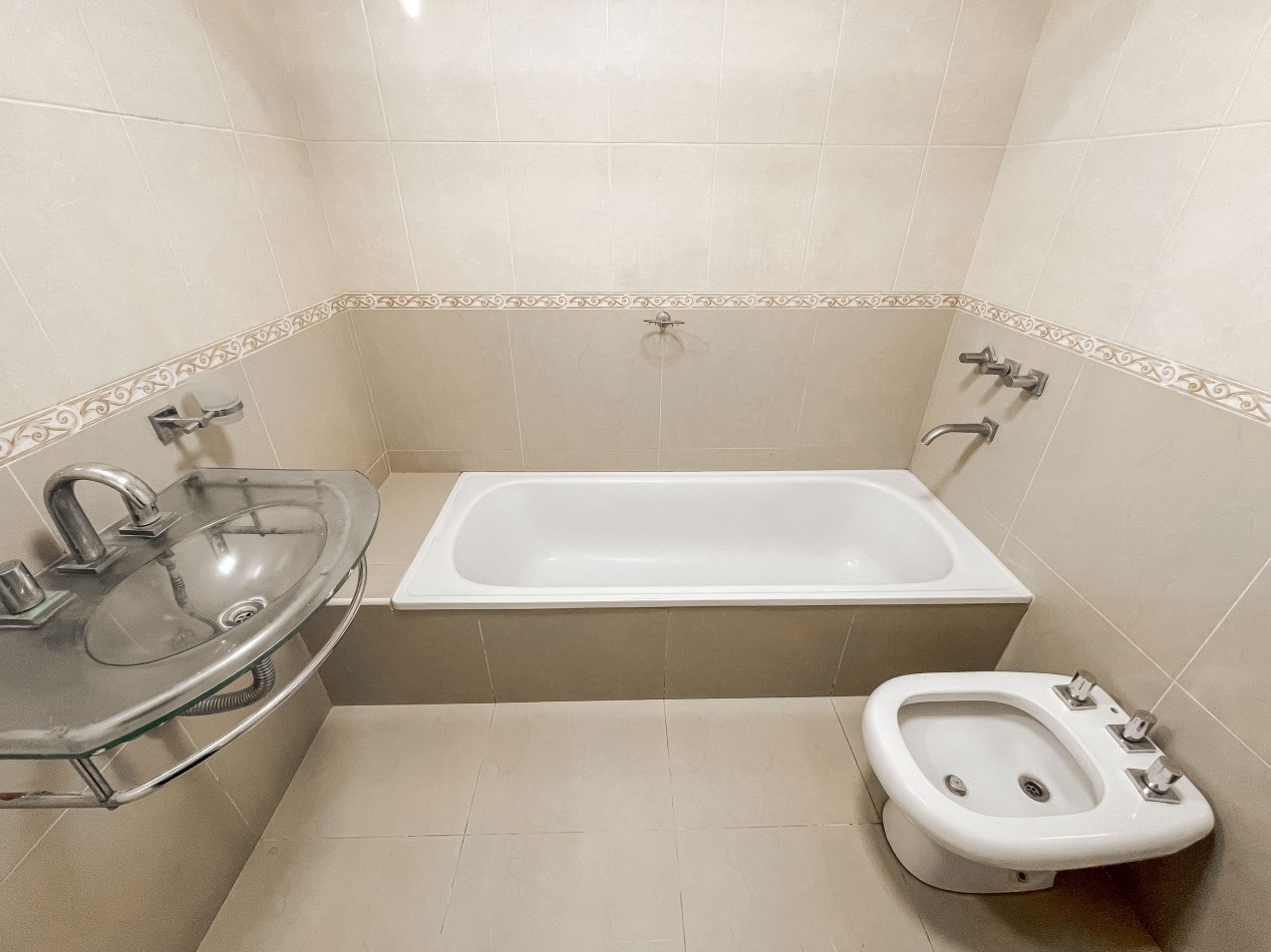 -EXCELENTE CHALET 5 AMB RECICLADO A NUEVO PARQUE LURO