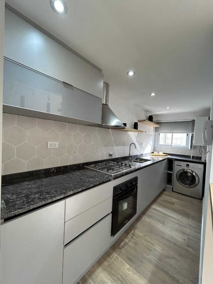 DEPARTAMENTO 2 AMB AL FRENTE CON BALCON VISTA LATERAL AL MAR PLAZA COLON