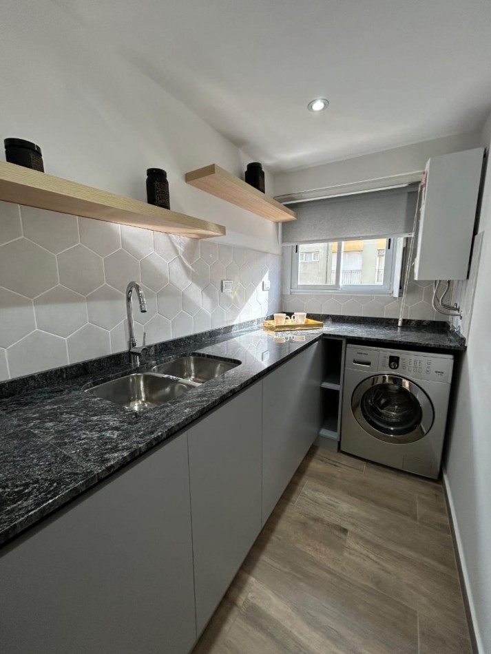 DEPARTAMENTO 2 AMB AL FRENTE CON BALCON VISTA LATERAL AL MAR PLAZA COLON