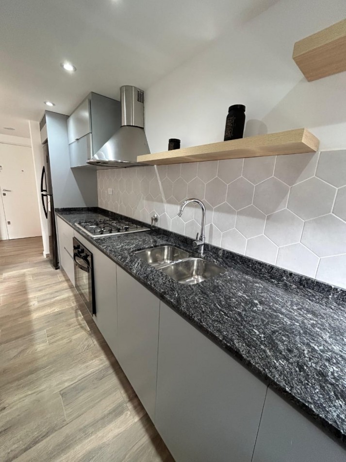 DEPARTAMENTO 2 AMB AL FRENTE CON BALCON VISTA LATERAL AL MAR PLAZA COLON
