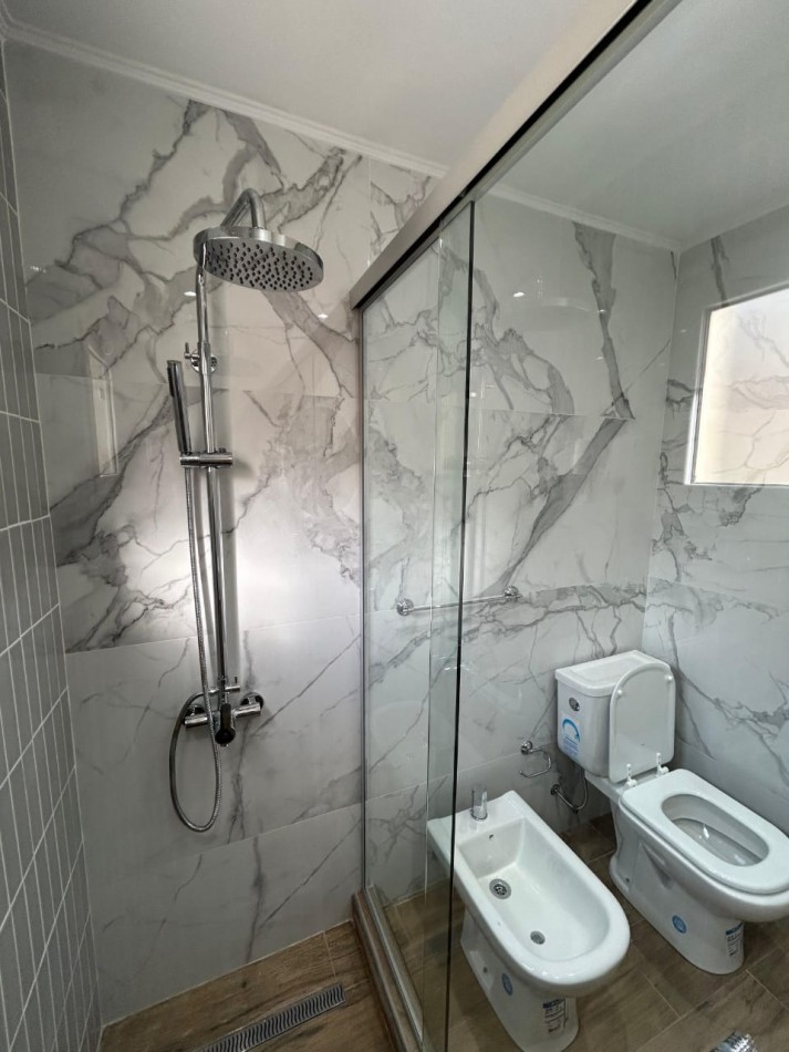 DEPARTAMENTO 2 AMB AL FRENTE CON BALCON VISTA LATERAL AL MAR PLAZA COLON