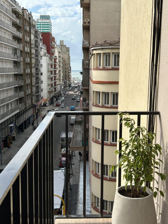 DEPARTAMENTO 2 AMB AL FRENTE CON BALCON VISTA LATERAL AL MAR PLAZA COLON