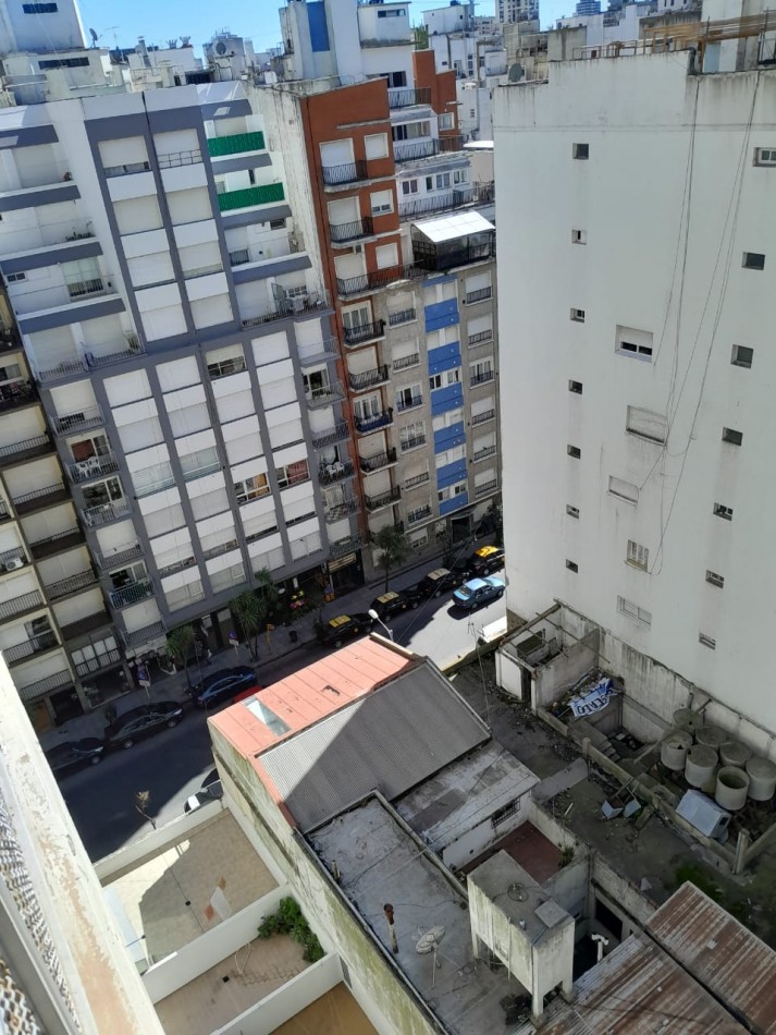 VENTA AMBIENTE LATERAL CON BALCON MUY SOLEADO