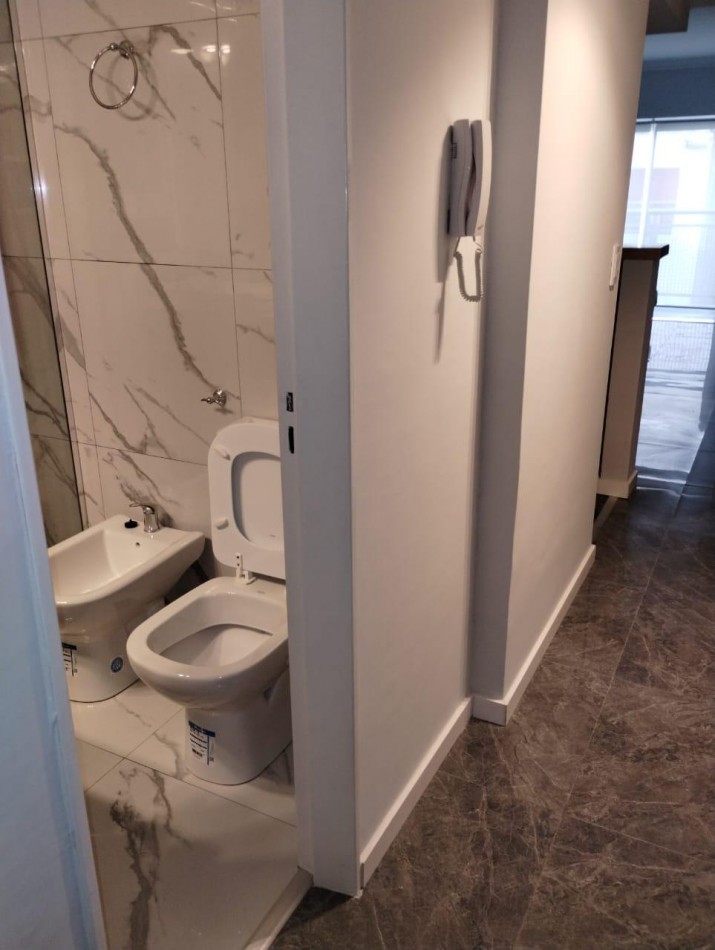 VENTA AMBIENTE LATERAL CON BALCON MUY SOLEADO