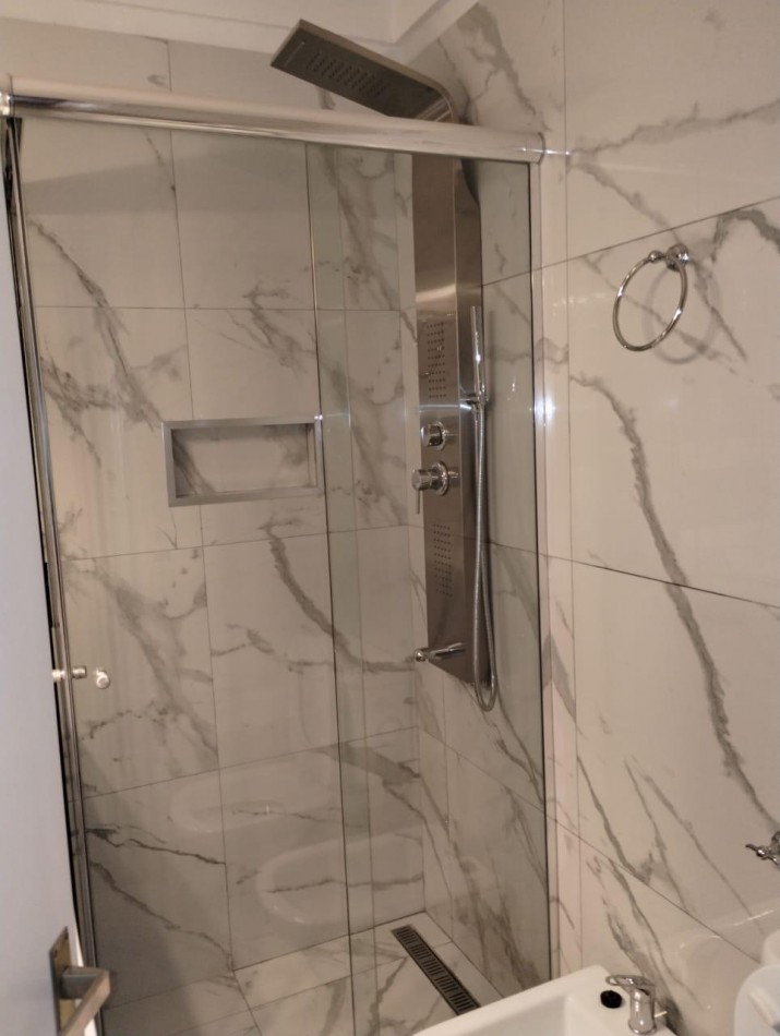 VENTA AMBIENTE LATERAL CON BALCON MUY SOLEADO