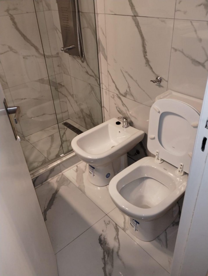 VENTA AMBIENTE LATERAL CON BALCON MUY SOLEADO
