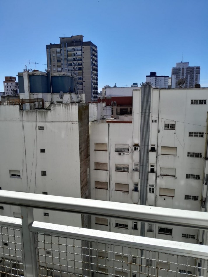 VENTA AMBIENTE LATERAL CON BALCON MUY SOLEADO