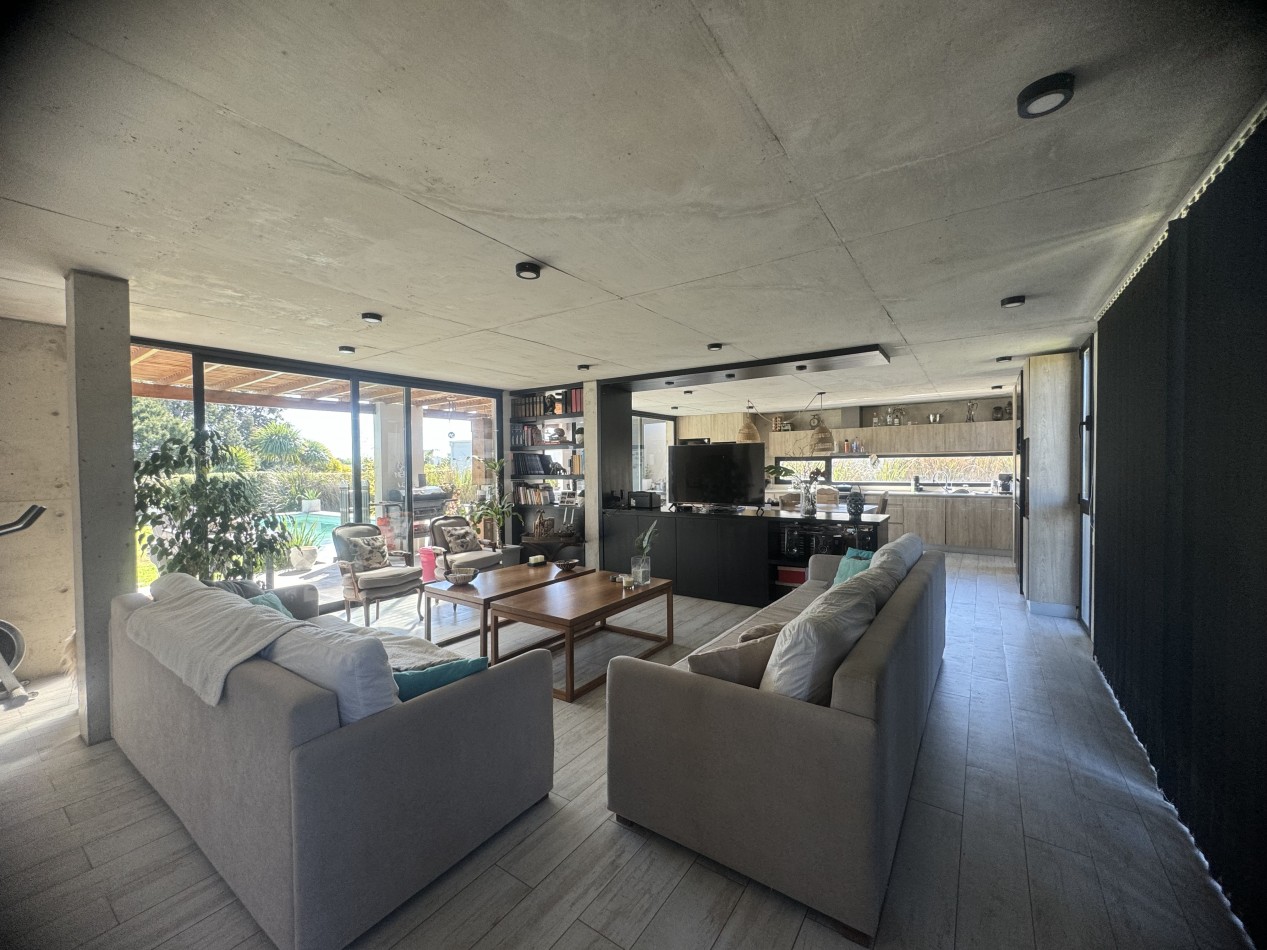 EXCELENTE CASA EN VENTA CON PISCINA EN ARENAS DEL SUR