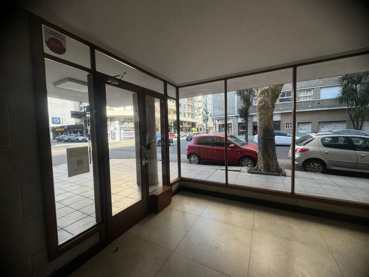 ALQUILER DEPTO 3 AMB CON ESCRITORIO Y ESPACIO DE COCHERA DOBLE. PLAZA COLON