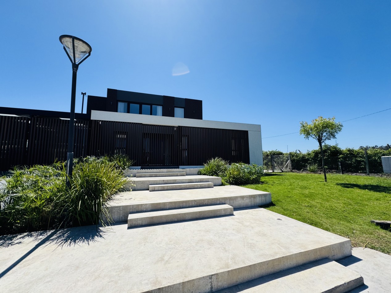 CASA EN VENTA CON PISCINA EN RUMENCO JOVEN