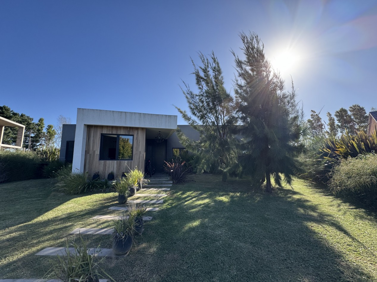 EXCELENTE CASA CON PISCINA EN VENTA EN BARRIO PRIVADO RUMENCO