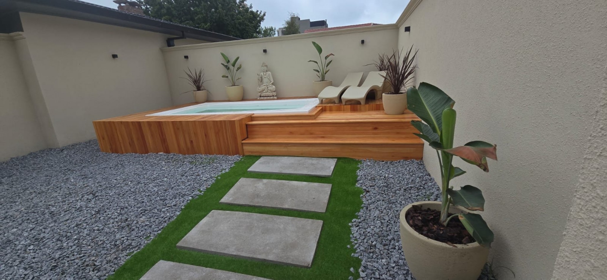 IMPERDIBLE!!! CHALET 3 AMB C GRAN PATIO y PISCINA RECICLADA A NUEVO PARQUE LURO