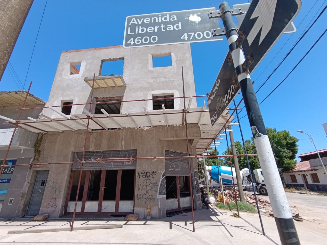 EXCELENTE LOCAL 140 M2 C PATIO EN LIBERTAD ESQ NEUQUEN
