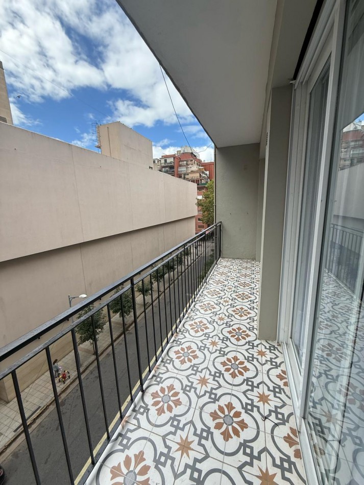 EXCELENTE DEPTO 3 AMB A LA CALLE C BALCON CORRIDO RECICLADO Y CON DECO PLAZA MITRE