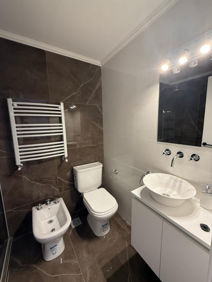EXCELENTE DEPTO 3 AMB A LA CALLE C BALCON CORRIDO RECICLADO Y CON DECO PLAZA MITRE