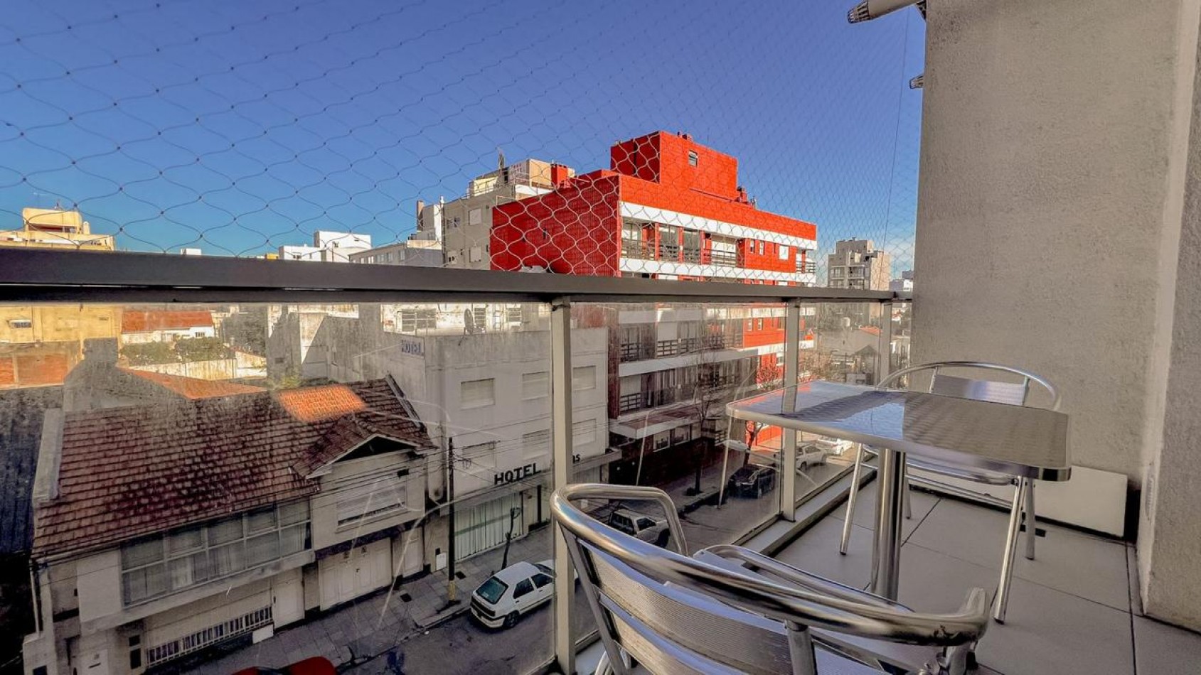 EXCELENTE DEPTO 3 AMB C BALCON COCHERA Y BAULERA GUEMES