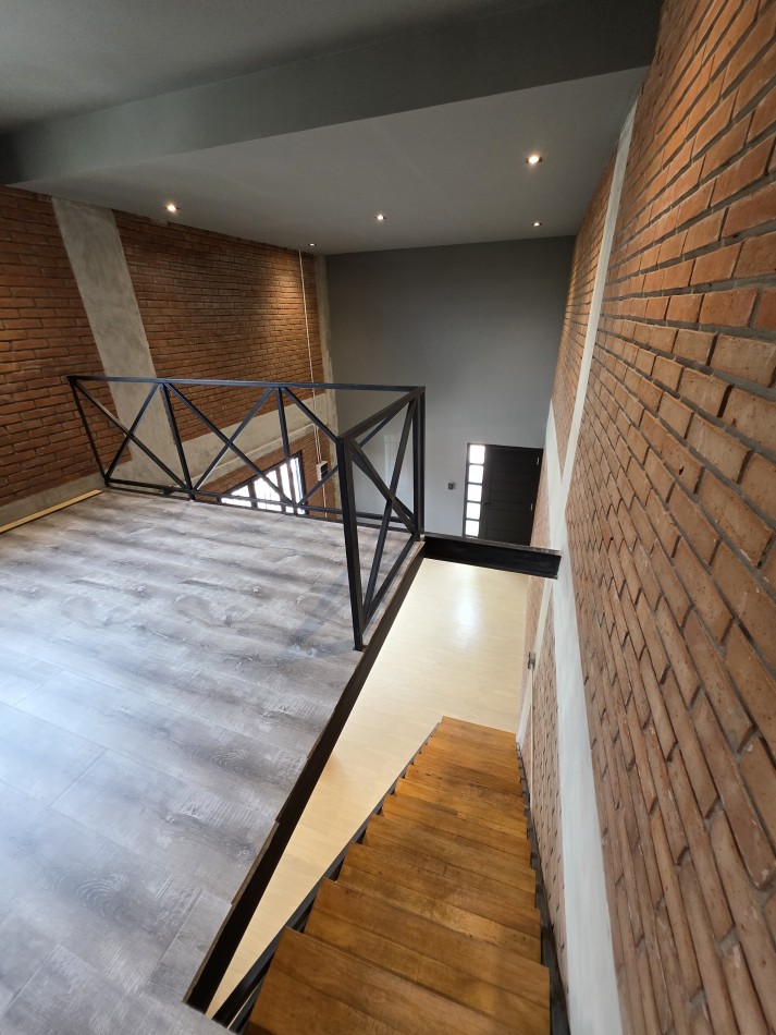 MODERNO DUPLEX 2 AMB C DOBLE ALTURA Y PATIO SAN JOSE