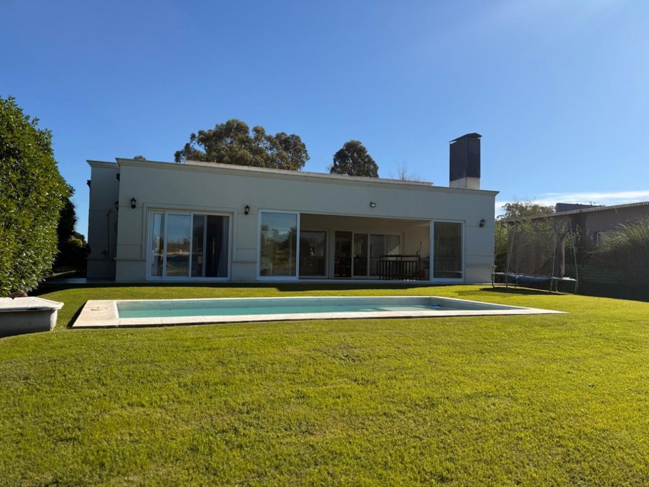 VENTA HERMOSA CASA 4 AMB CON VISTA PLENA A LA LAGUNA EN ARENAS DEL SUR