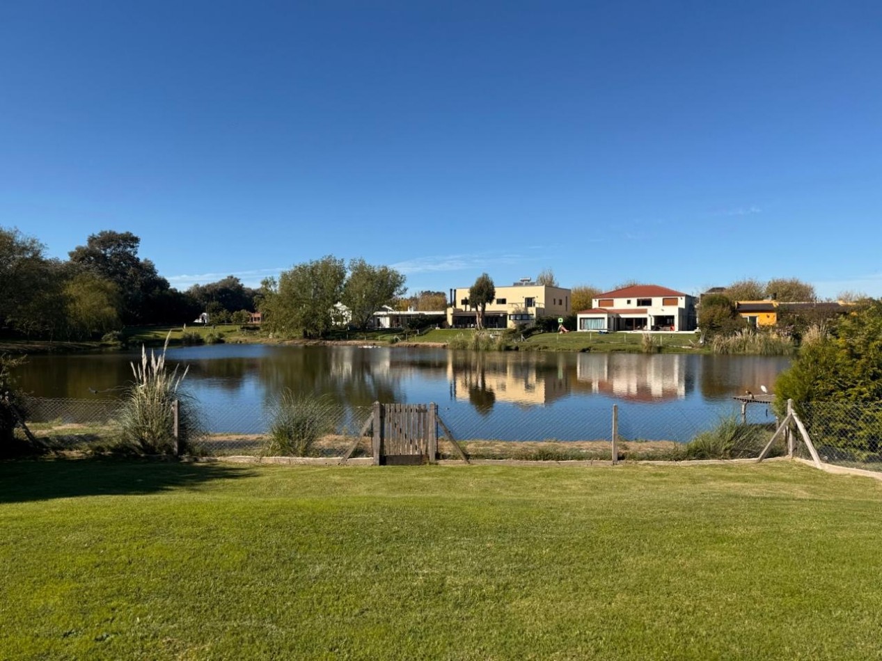 VENTA HERMOSA CASA 4 AMB CON VISTA PLENA A LA LAGUNA EN ARENAS DEL SUR