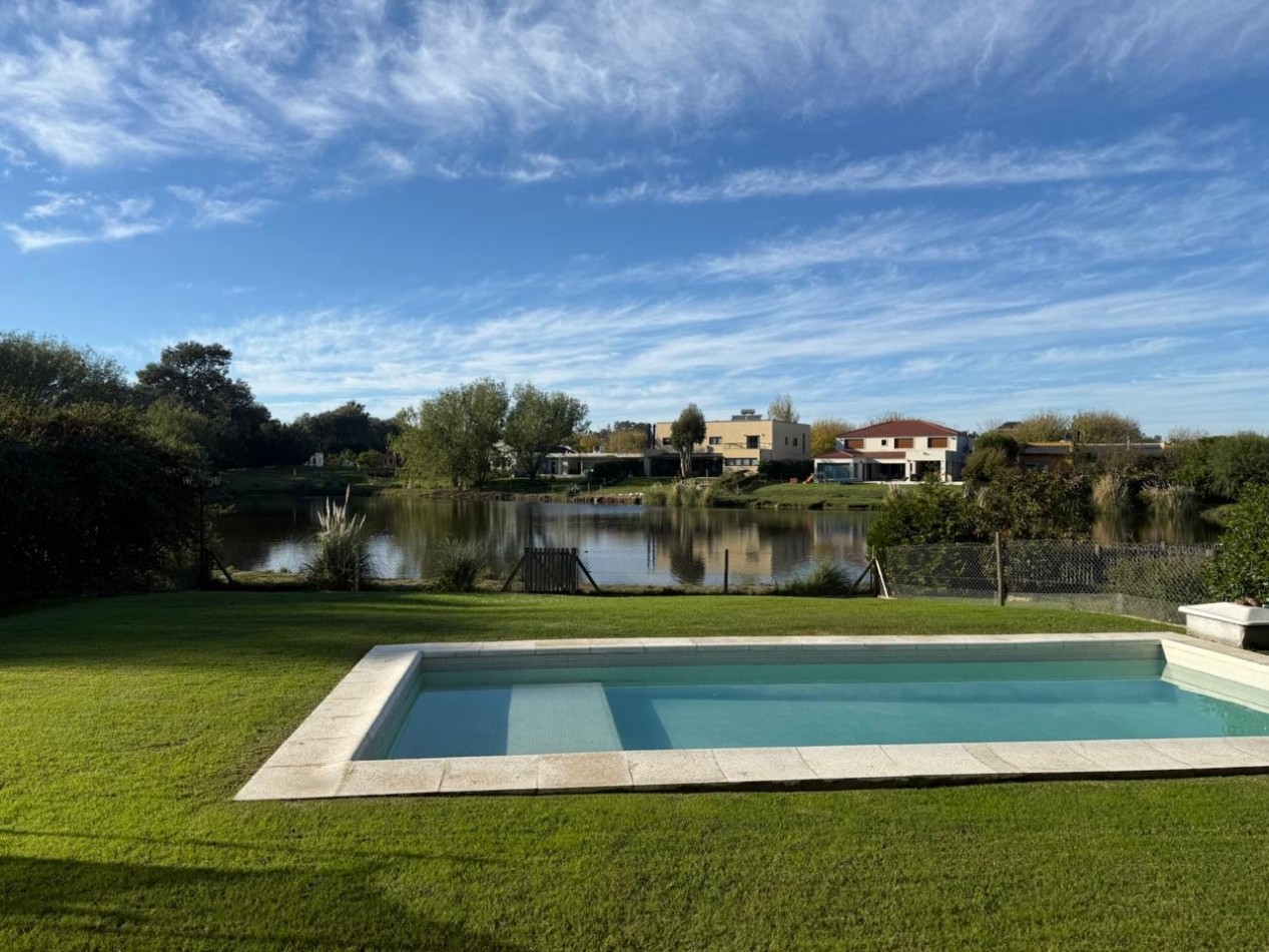VENTA HERMOSA CASA 4 AMB CON VISTA PLENA A LA LAGUNA EN ARENAS DEL SUR