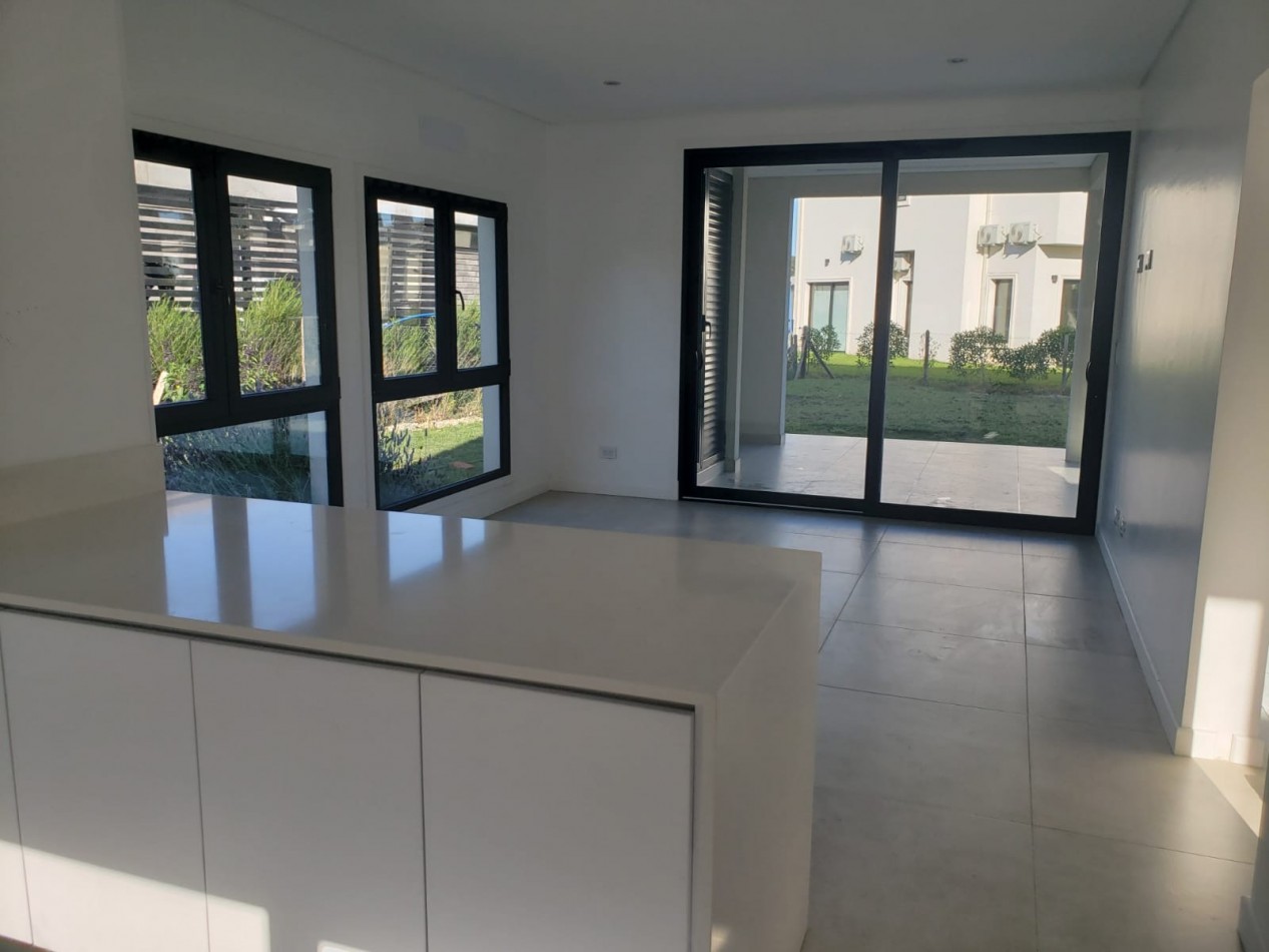 CASA 4 AMB ESTILO Y CONFORT CASA A ESTRENAR   EN VENTA RUMENCO JOVEN