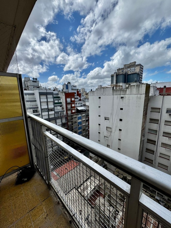 VENTA MONOAMBIENTE RECICLADO CON BALCON-PLAZA COLON