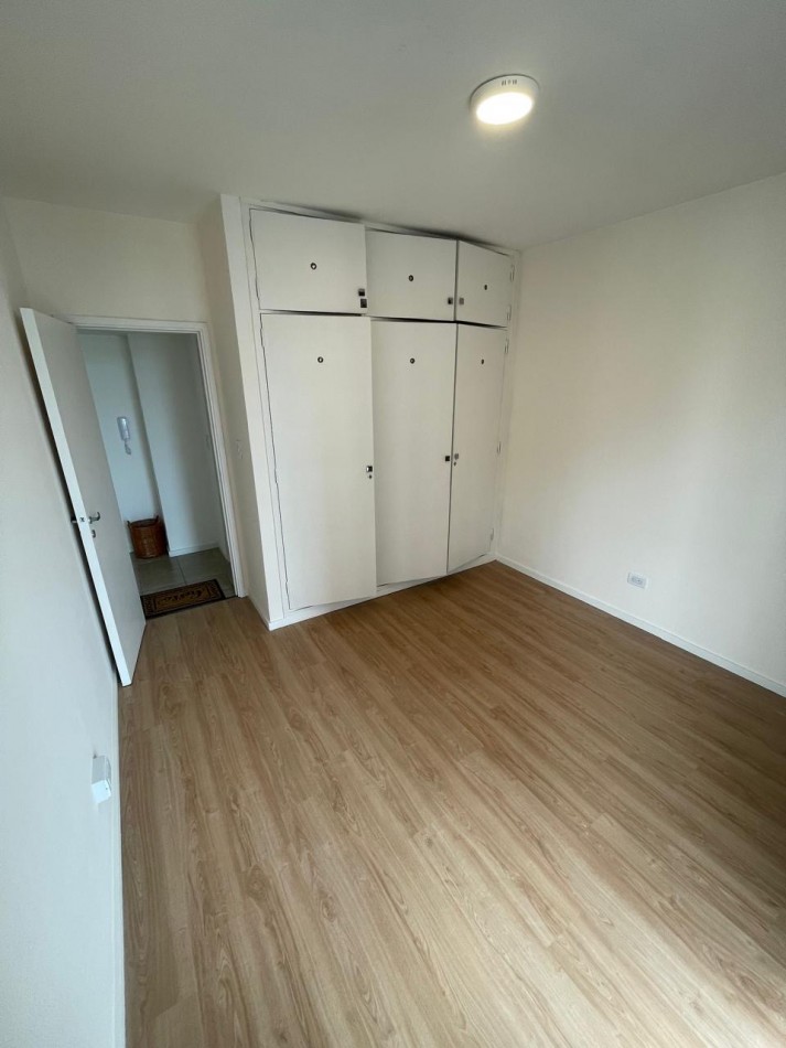 VENTA DEPTO RECICLADO 2 AMB A LA CALLE CON BALCON CENTRO