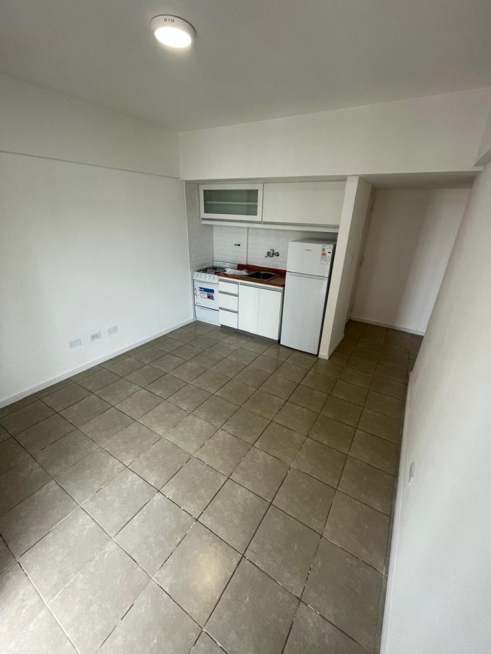 VENTA DEPTO RECICLADO 2 AMB A LA CALLE CON BALCON CENTRO