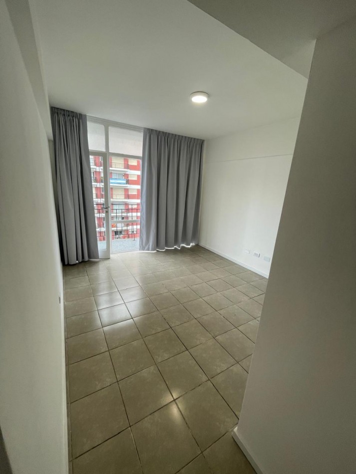 VENTA DEPTO RECICLADO 2 AMB A LA CALLE CON BALCON CENTRO